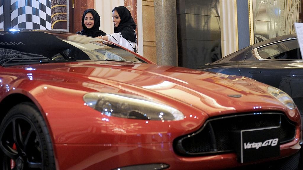 Saudinaiset ihailevat Aston Martinia 5. elokuuta.