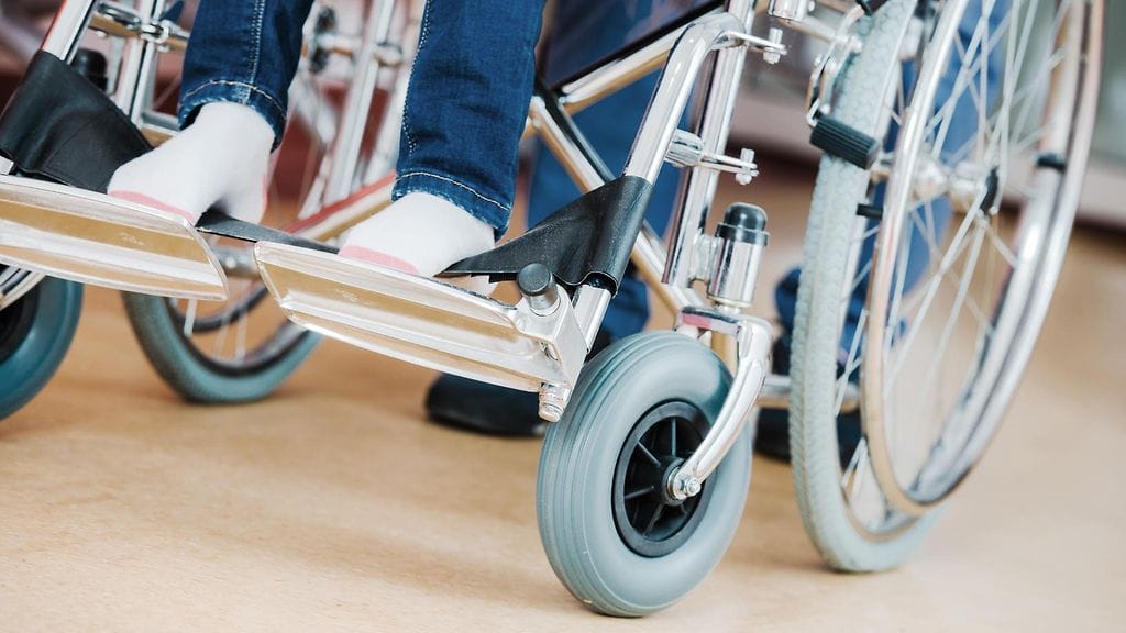 Tuntematon sairaus on veinyt pikkupojan liikuntakyvyn muutamassa vuodessa.