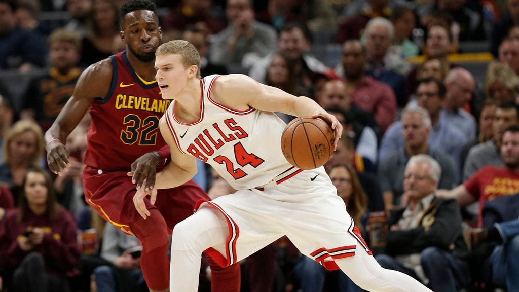 Lauri Markkanen vauhdissa Cleveland Cavaliersin Jeff Greeniä vastaan.