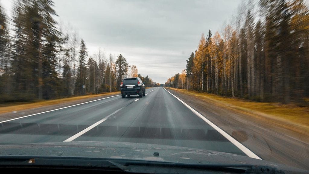 Maastoauto tekee ohituksen pitkällä suoralla, jossa on hyvä näkyvyys. Kuljettaja jättää tilaa, eikä palaa välittömästi omalle kaistalleen.
