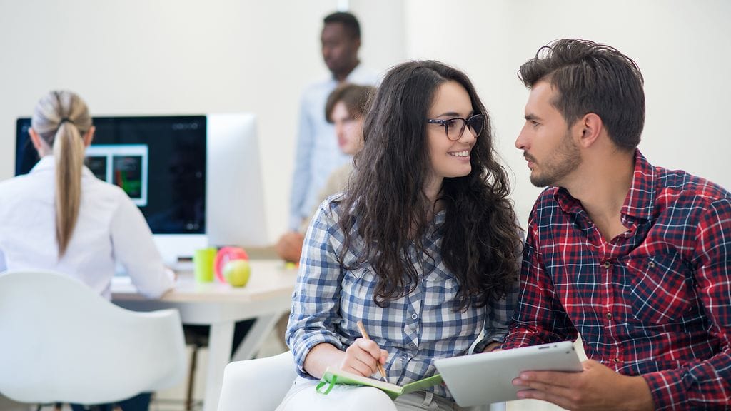 Erilaiset suhteet työkavereiden kanssa alkoivat tutkimuksen mukaan kaksi kertaa todennäköisemmin talvella.