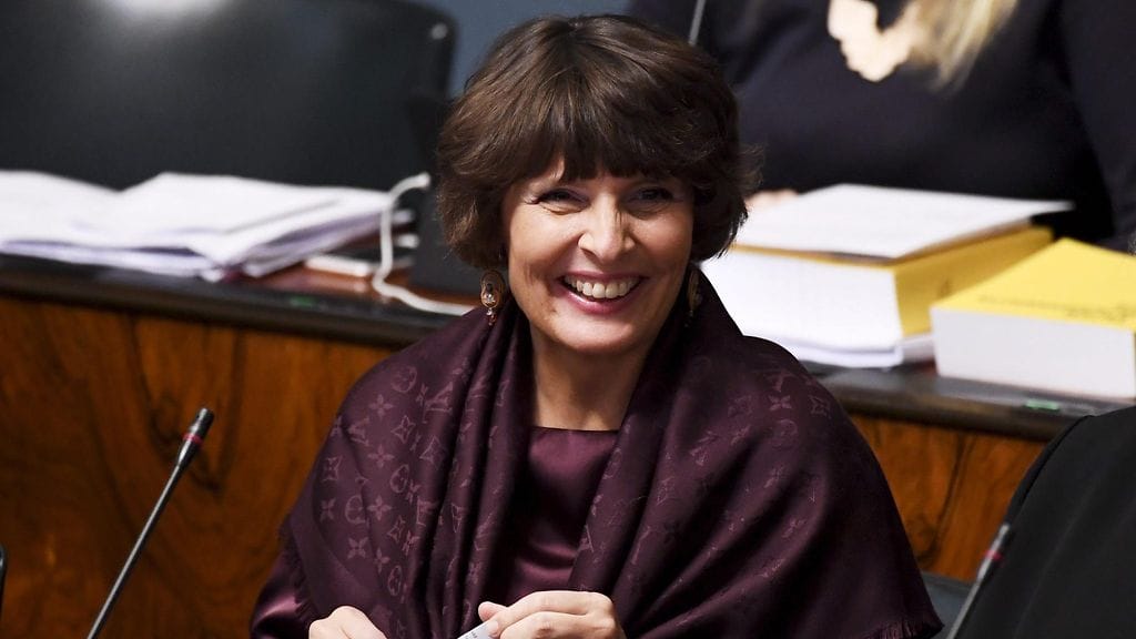 Ministeri Anne Bernerillä on syytä hymyyn, ainakin jos viime vuoden tulotietoja katsotaan.