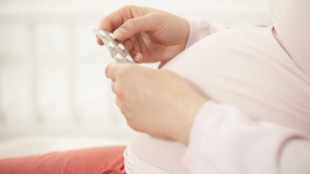 Parasetamolia suositellaan raskaana olevan naisen ensisijaiseksi kipulääkkeeksi, joten tuoreista tutkimustuloksista ei pidä hätääntyä.