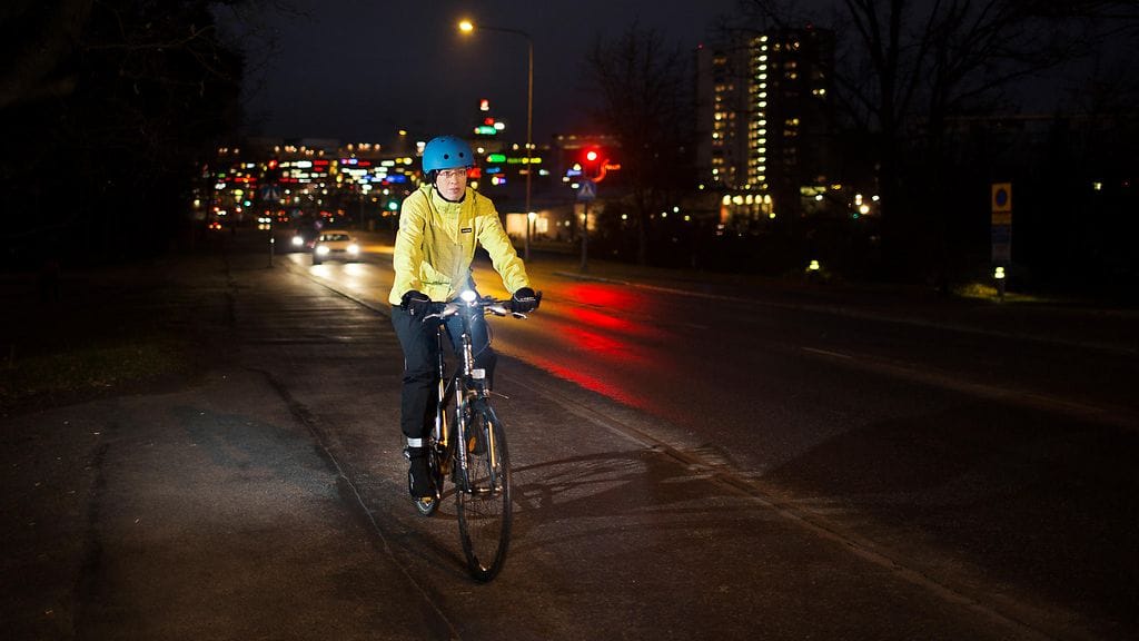Lain mukaan polkupyörässä on oltava valkoinen tai vaalean keltainen etuvalo hämärässä tai pimeällä ajettaessa.