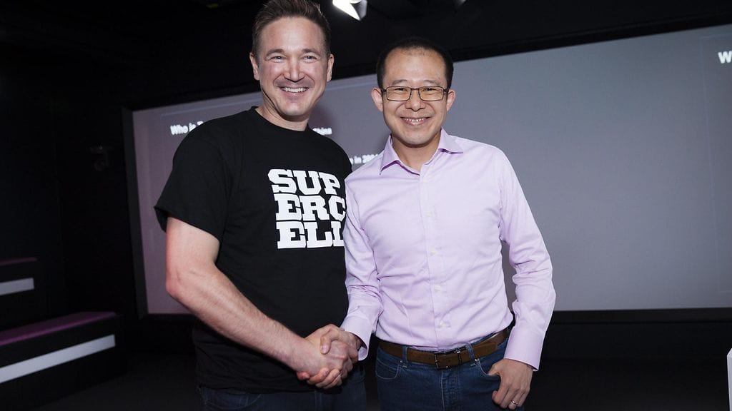 Yksi viime vuoden jättikaupoista tapahtui kesäkuussa 2016, kun kiinalainen Tencent osti japanilaisen Softbankin osuuden Supercellistä 6,4 miljardilla eurolla. Supercellin kokonaisarvoksi tuli tuolloin noin yhdeksän miljardia euroa. Kuvassa Supercellin Ilkka Paananen ja Tencentin  Martin Lau.