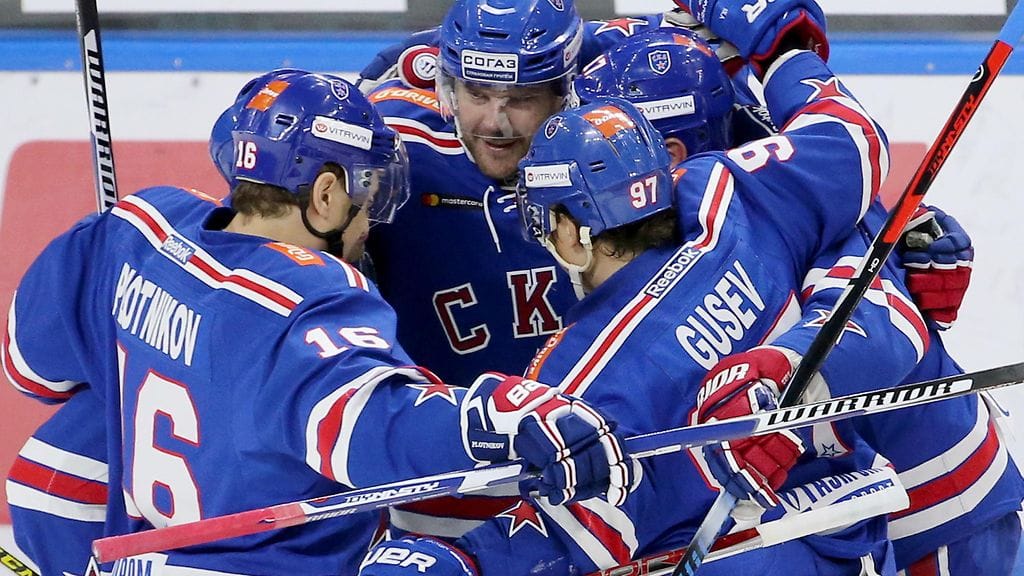 SKA Pietarin Nikita Gusev ja Sergei Plotnikov (etualalla) pelaavat Karjala-turnauksessa.