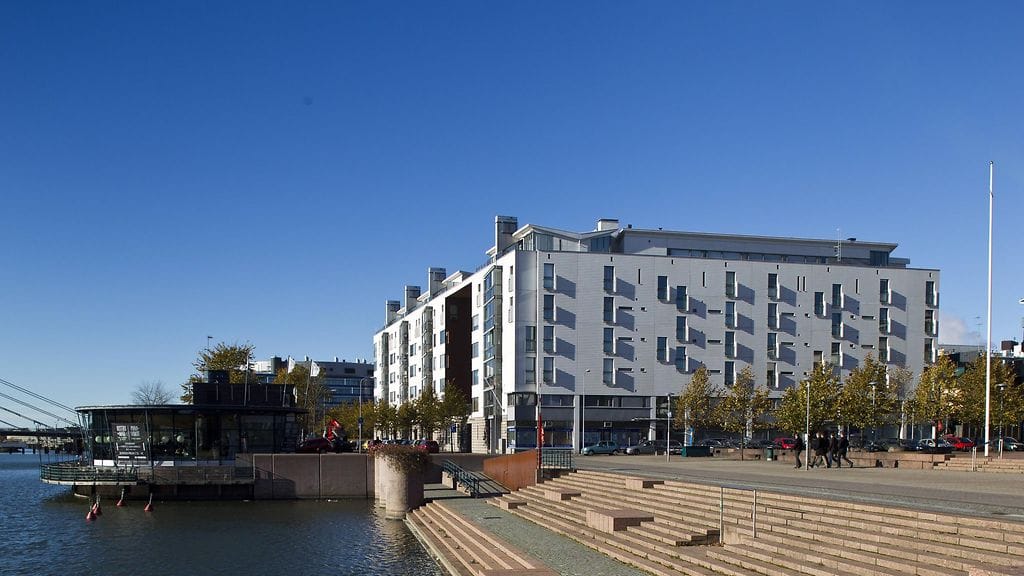 Nuoret miehet työnsivät tyhjät lastenrattaat mereen tässä paikassa Helsingin Ruoholahdentorilla eilen alkuillasta.