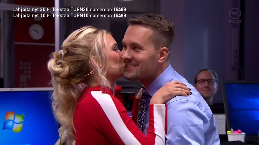 MTV Sportin uutisankkuri Ville Lepistö sai mojovan pusun Lotta Näkyvältä.