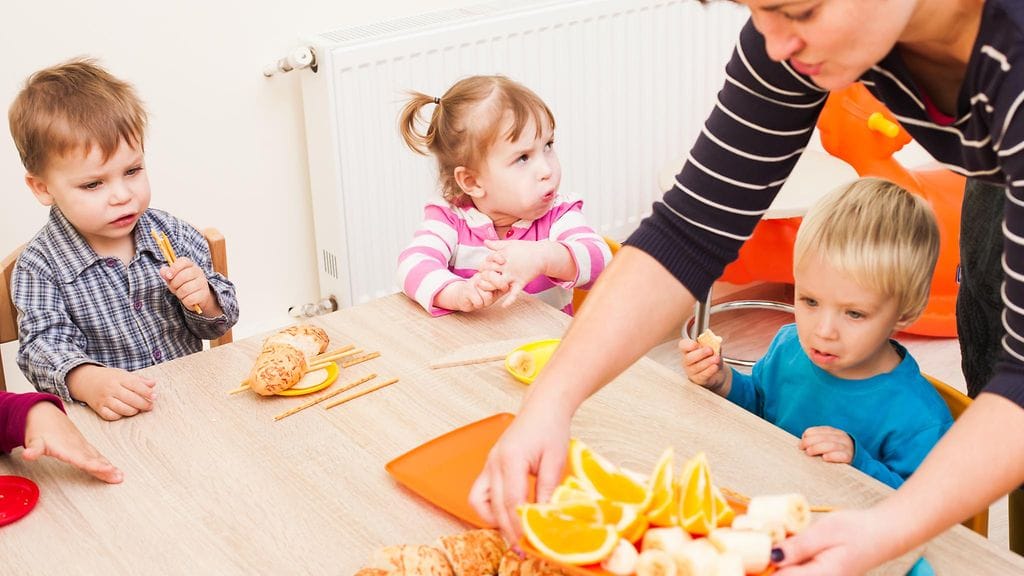 Vegaaniruokavaliota kotioloissa noudattava helsinkiläislapsi saa jatkossa vegaaniruokaa myös päiväkodissa. Kuvituskuva.