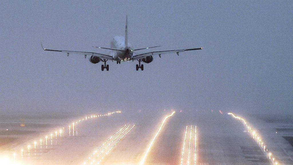 Tutkijat kokeilevat erilaisia polttoaineseoksia pinentääkseen lentoliikenteen päästöjä.