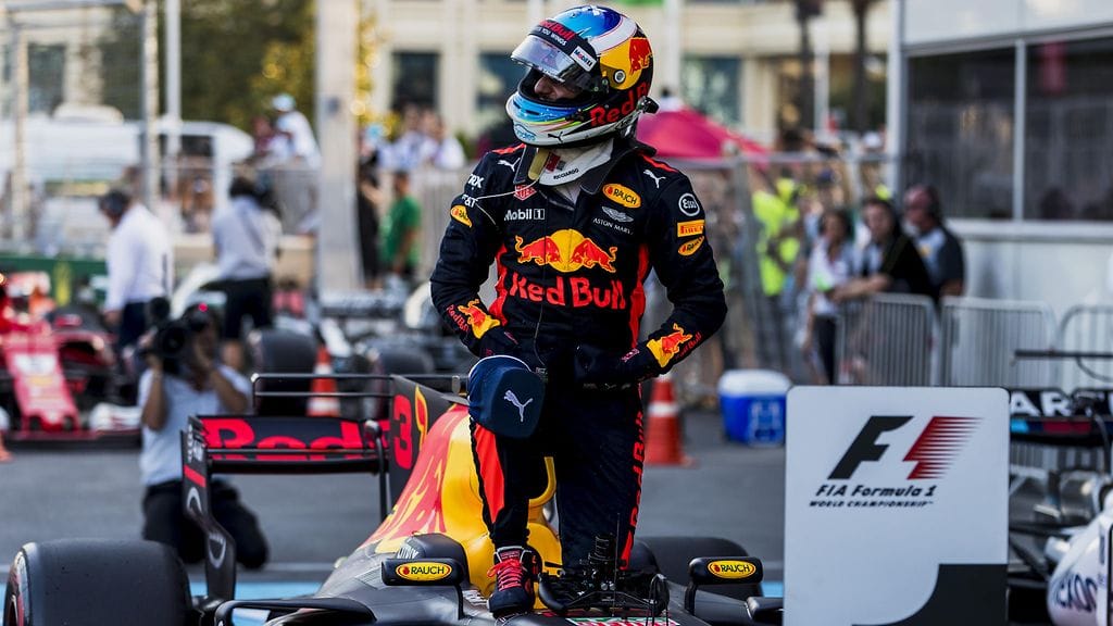 Daniel Ricciardo tuulettaa voittoaan kesäkuun Azerbaidzhanin GP:n jälkeen.