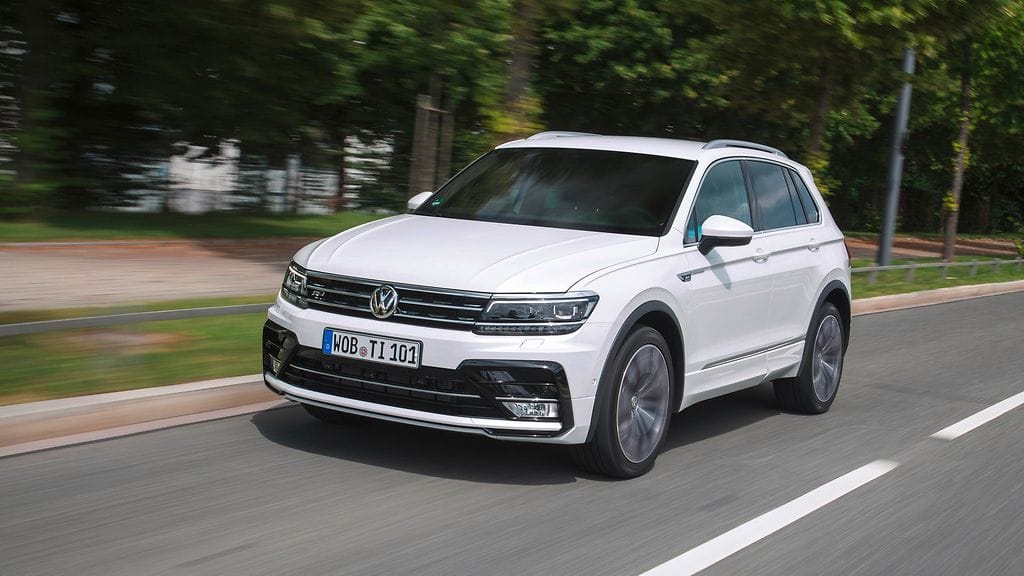 Valkoinen katumaasturi on Suomen yleisin uusi auto. Kuvassa Volkswagen Tiguan.