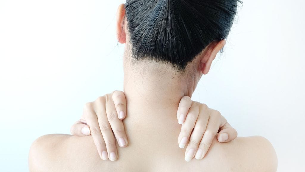 Jatkuvasta hartiakivusta voi päästä eroon helpolla ryhtiliikkeellä.