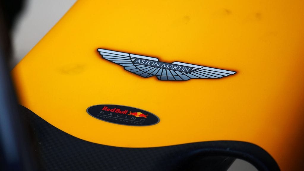 Aston Martinin logo on näkynyt viime vuodet Red Bullin F1-autoissa.