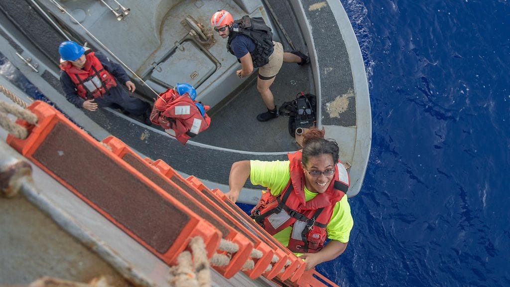 Jennifer Appel and Tasha Fuiava kertoivat ajelehtineensa Tyynellämerella kuukausia purjeveneensä moottorin rikkouduttua. Tarina on herättänyt useita kysymysmerkkejä.