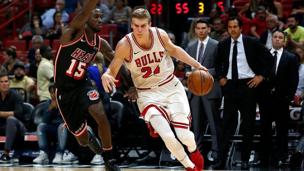 Lauri Markkanen suojaa palloa Miamin Okaro Whitea vastaan.