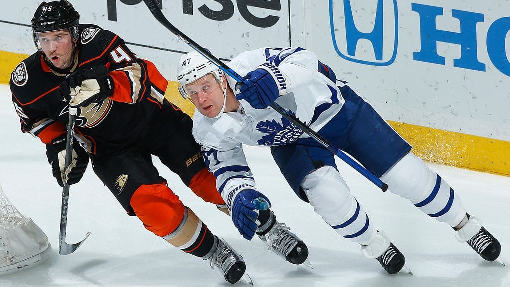 Sami Vatanen ja Leo Komarov ottivat yhteen yön NHL-kierroksella.