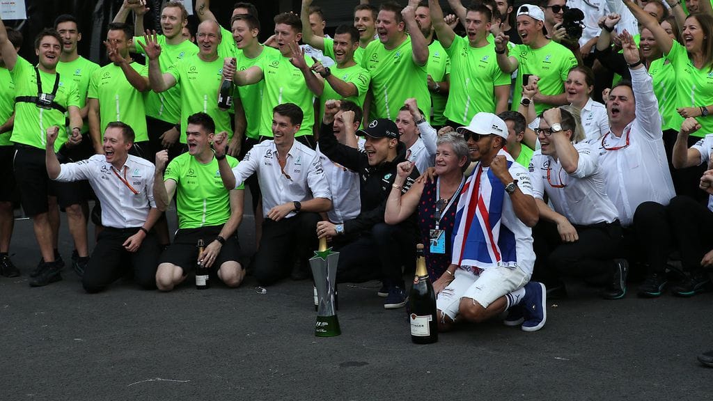 Mercedes juhlii Lewis Hamiltonin maailmanmestaruutta Meksikon GP:n jälkeen.