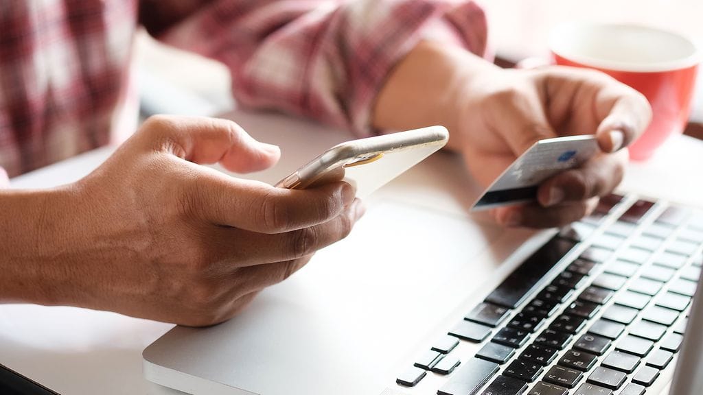 Kuluttajat suhtautuvat hyvin vielä varauksella tilitietojen jakamiseen verkkokaupoille, teknologiayrityksille sekä sosiaalisen median yrityksille.