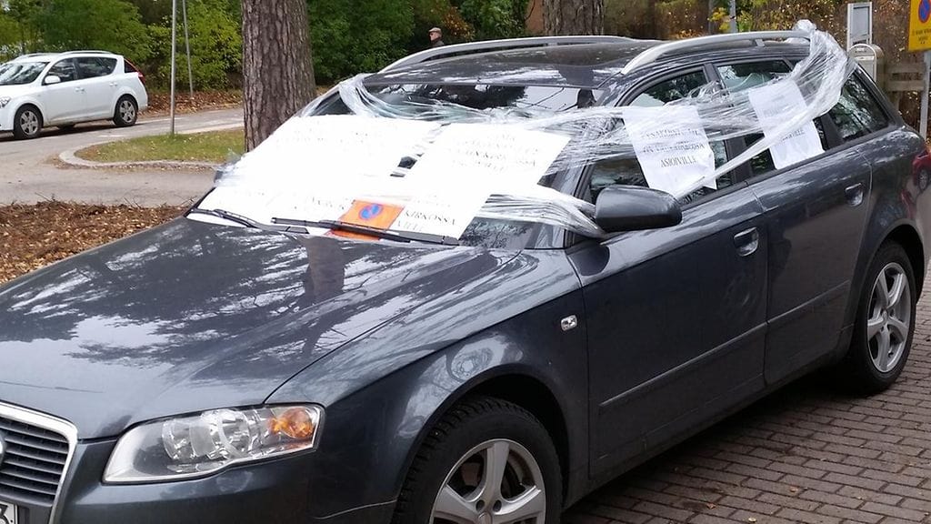 Tapiolan kirkon pihalle pysäköidyn henkilöauton omistajaa odotti yllätys.