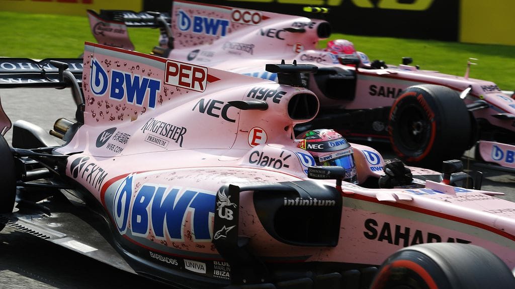 Sergio Perez (edessä) ja Esteban Ocon ovat käyneet kovia taisteluita.