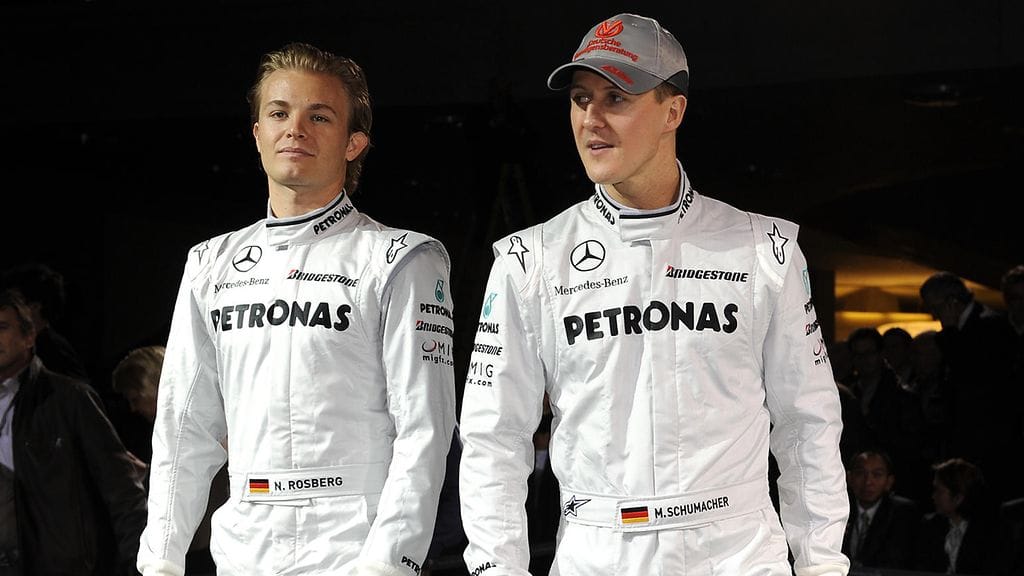 Nico Rosberg ja Michael Schumacher Mercedes-auton esittelyssä tammikuussa 2010.
