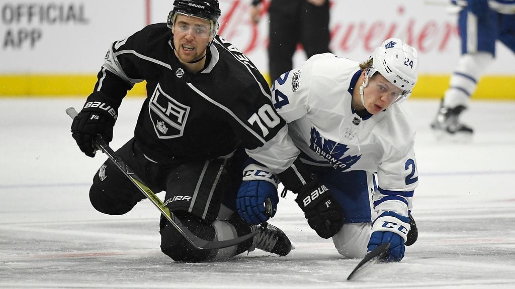 Kasperi Kapanen vääntää Tanner Pearsonin kanssa.