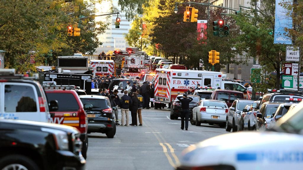 Terrori-iskussa New Yorkin Manhattanilla kuoli tiistai-iltana Suomen aikaa kahdeksan ihmistä. Väkijoukkoon ajaneen auton kuljettaja on poliisin hallussa.
