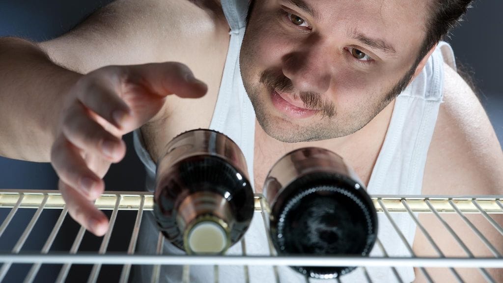 Mies ei vaivautunut pyytämään apua päästäkseen ulos kaljakaapista. Kuvituskuva.