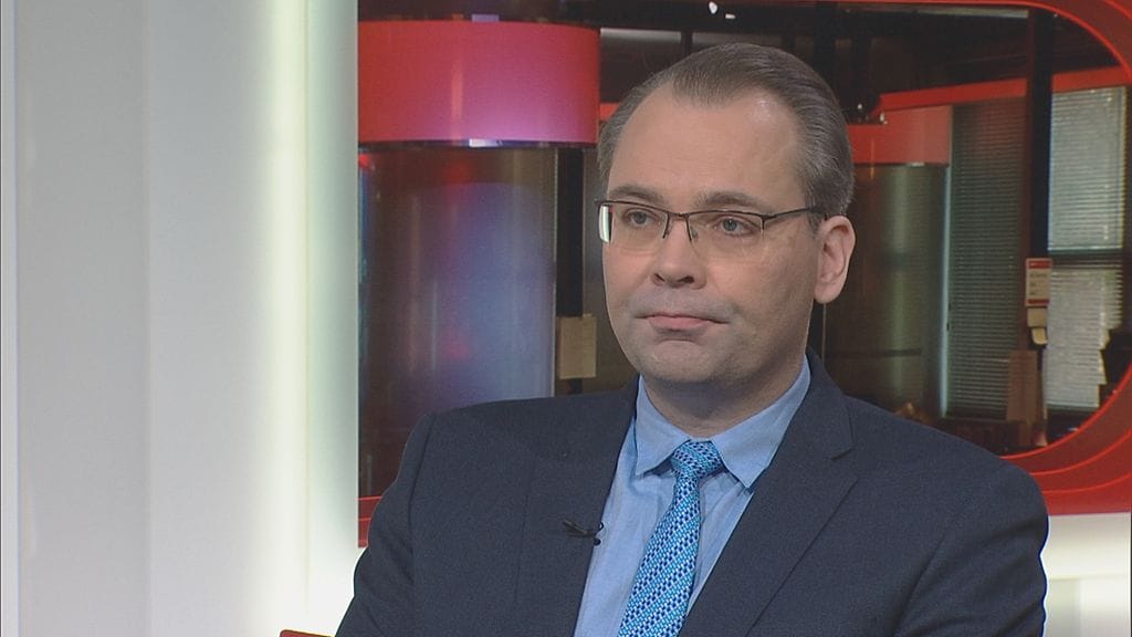 Puolustusministeri Jussi Niinistö (sin.) mukaan korvausten nostamiselle on laaja tuki.