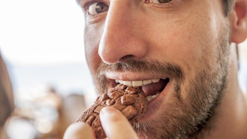 Mies älysi vasta toisella haukkauksella, että kekseissä on jotain pahasti vialla. Kuvituskuva.