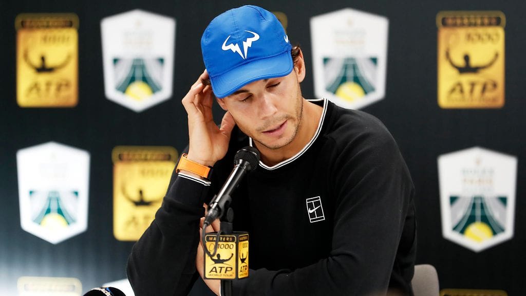 Rafael Nadal pettyneenä lehdistön edessä perjantaina.