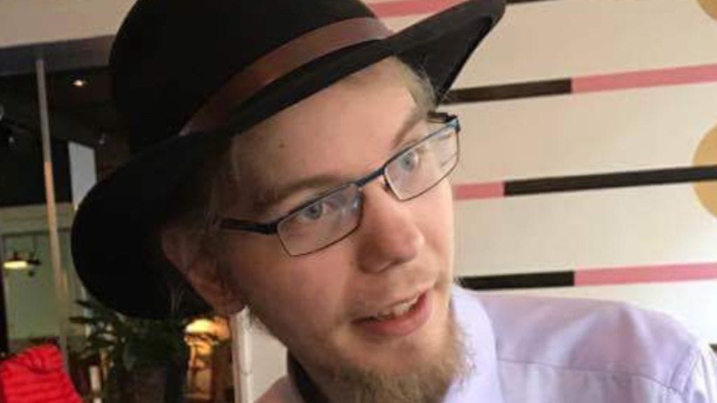 Silmälaseja käyttävällä Clausenilla oli katoamisiltana yllään musta hattu, kaulahuivi, ruskea nahkatakki, siniset farkut ja musta kengät.