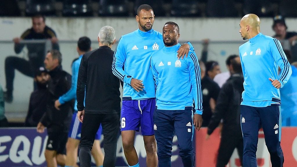 Patrice Evra (kesk.) sai ulosajon ennen ottelun alkua.