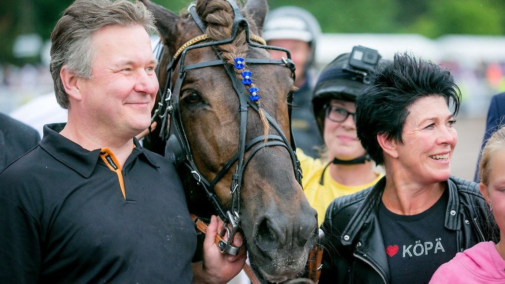 Jyrki Korhonen, Köppinen ja Maija Korhonen parrasvaloissa Vermon kuninkuusraveissa.