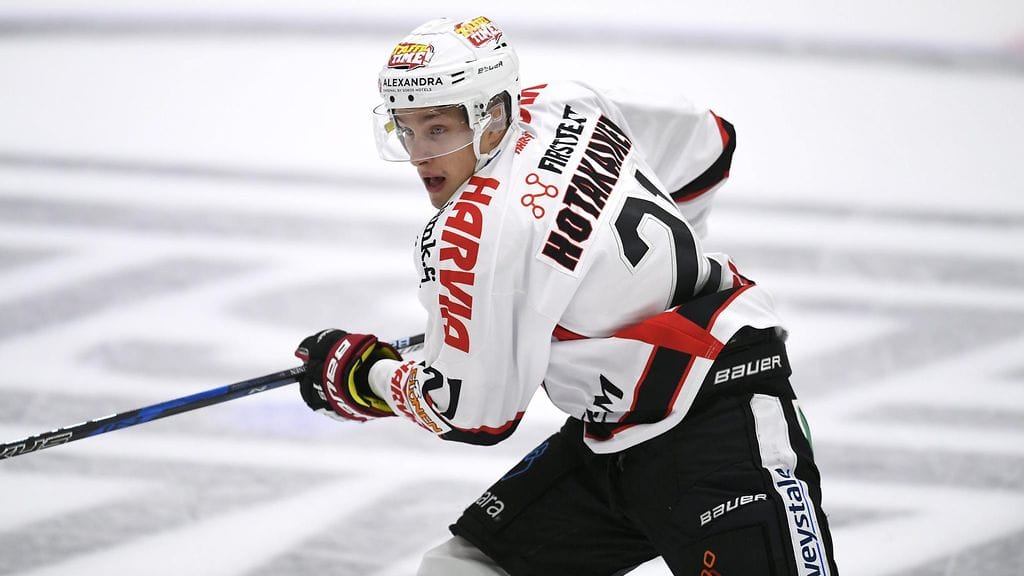 Valtteri Hotakainen siirtyi Jukureihin JYPistä.