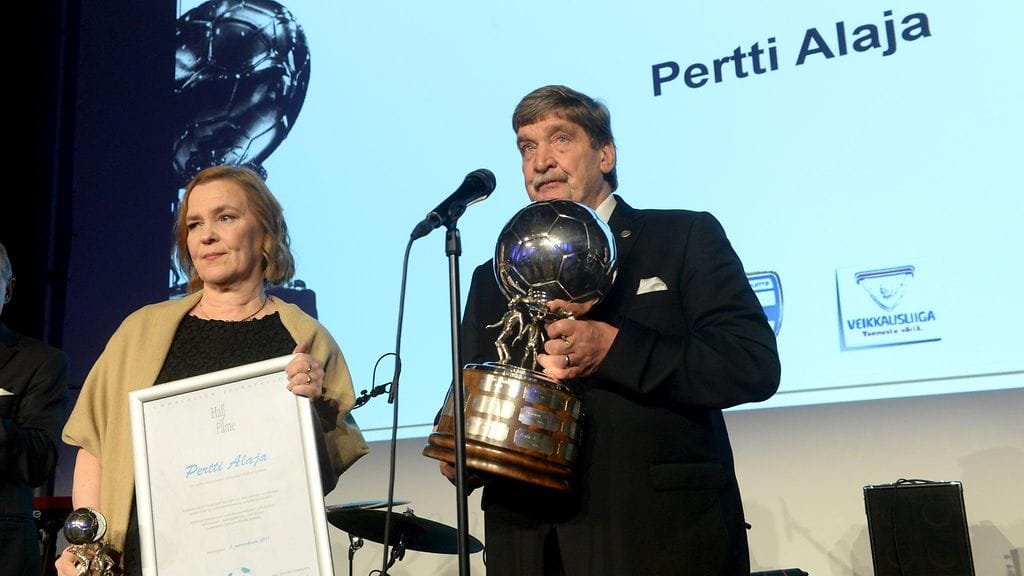 Eija Alaja ja Erkki Alaja kävivät hakemassa Pertti Alajan Captain's Ball -palkinnon.