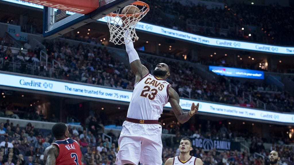 LeBron James donkkaamassa Washington Wizardia vastaan.