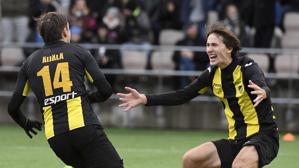 Ilari Äijälä ja Joel Perovuo juhlivat Hongan nousun ratkaissutta maalia