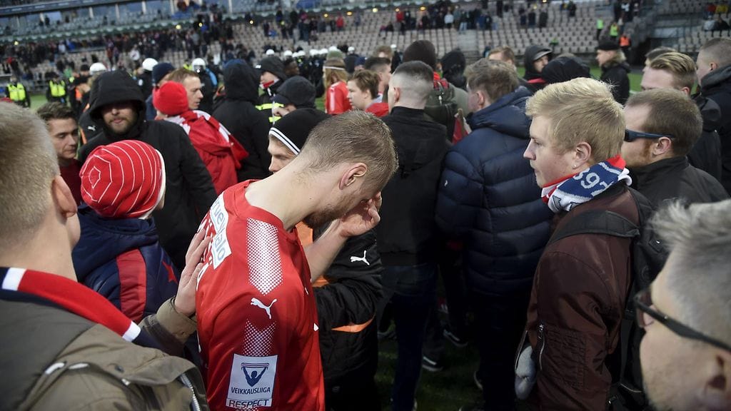 Juho Mäkelä pettyneenä HIFK-fanien keskellä