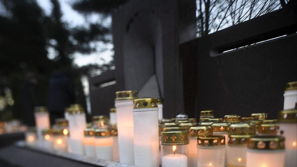 Pyhäinpäivän kynttilöitä Pyhän Laurin kirkolla Vantaalla pyhäinpäivänä 4. marraskuuta 2017.