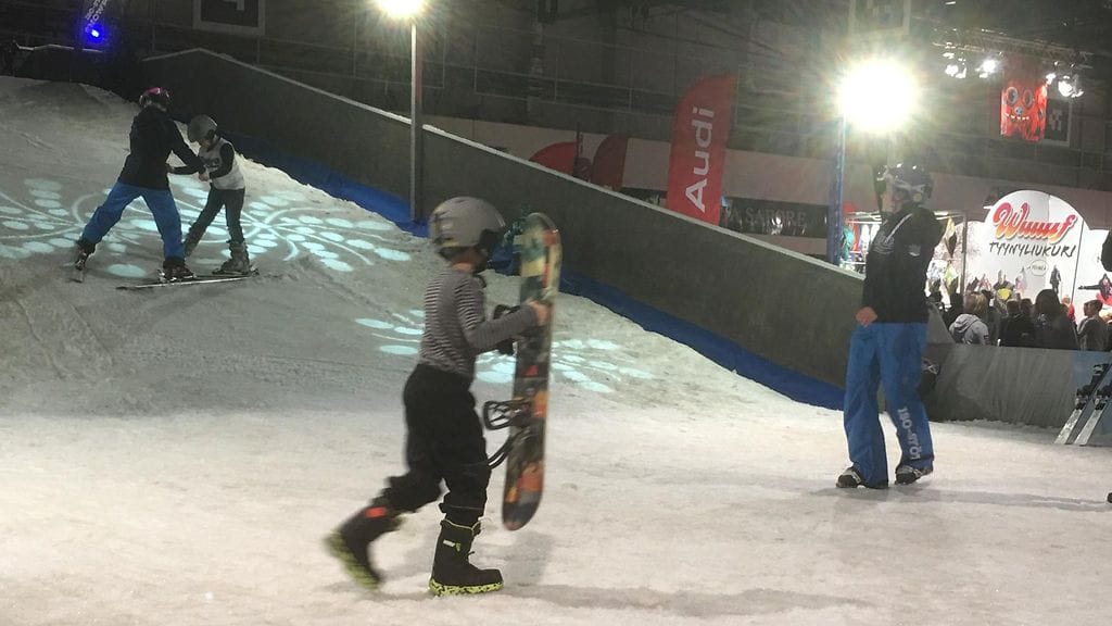 Keinolumi, lumi, Messukeskus, laskettelu