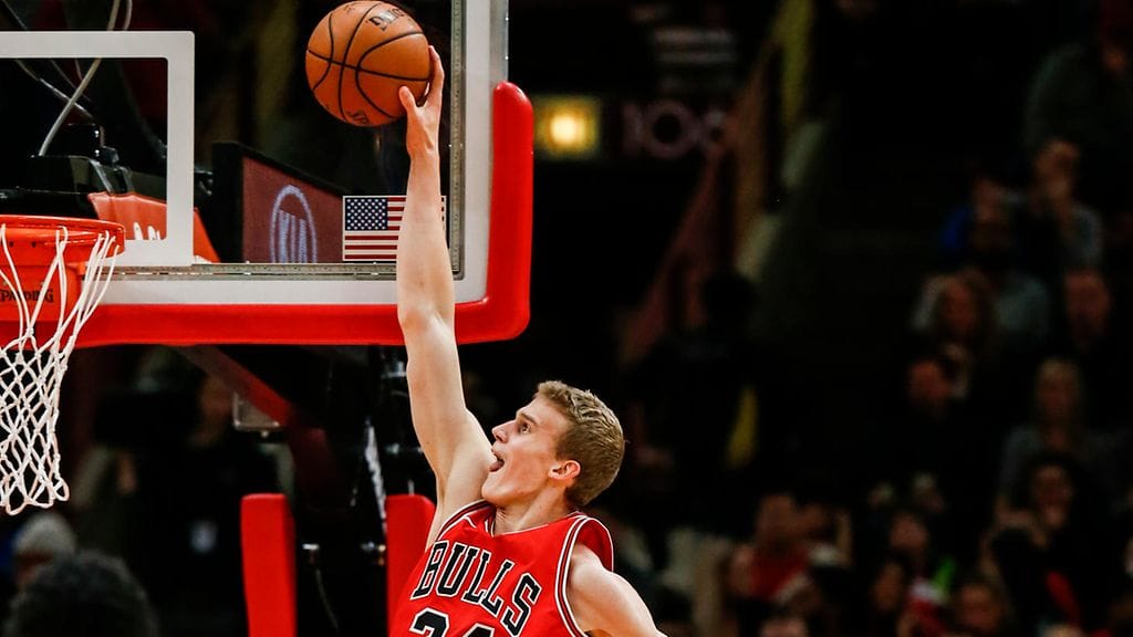 Lauri Markkanen New Orleans Pelicansin korilla pahanteossa.