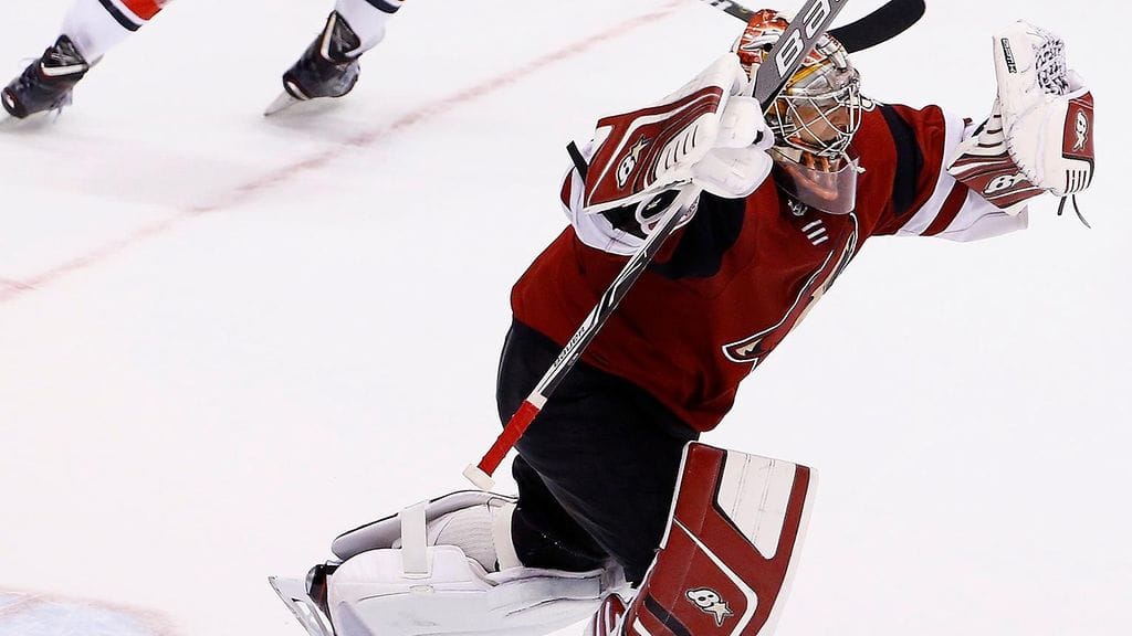 Antti Raanta nosti kädet ilmaan, kun Carolina oli kukistunut.