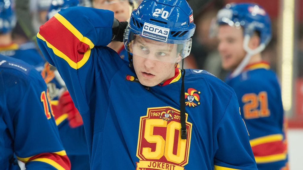 Eeli Tolvanen pukee seuraavaksi päälle leijonapaidan.