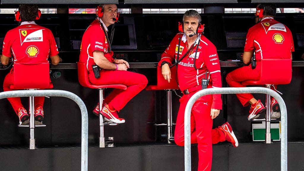Maurizio Arrivabene (toinen oik.) USA:n GP:n varikolla lokakuussa.