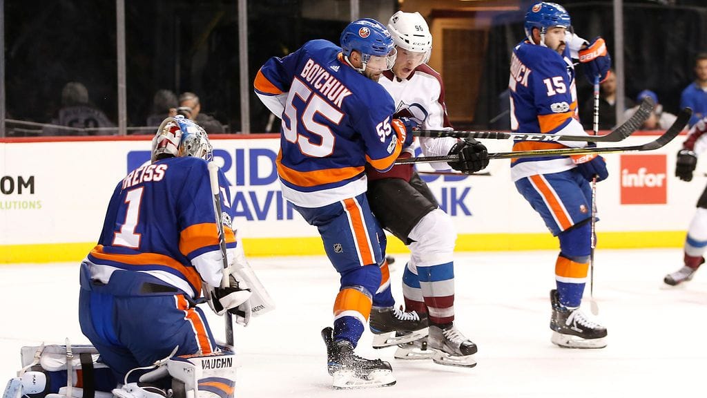 Islanders-puolustaja Johnny Boychuk piti Mikko Rantasen pihdeissään.