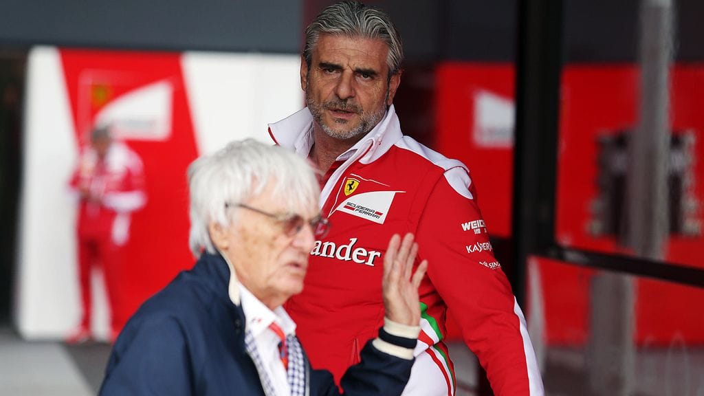 Bernie Ecclestonen (edessä) mukaan Ferrari saattaa jättää formula ykköset.