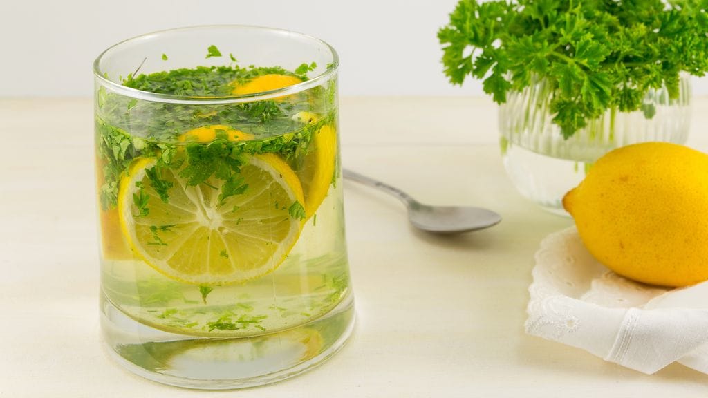 Kaikkien suosikki persiljasta syntyvä juoma ei välttämättä makunsa takia ole, mutta terveellistä se ainakin on.