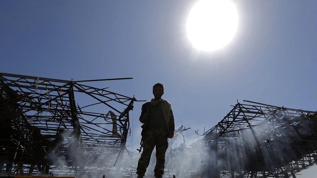 Huthikapinallinen tarkastaa ilmaiskun tuhoja Jemenin pääkaupunki Sanaassa 5. marraskuuta 2017.